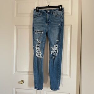 AMERICAN EAGLE BLUE RIPPED JEANS (size 4)